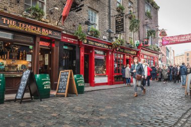 Temple Bar Bölgesi - ünlü İrlanda barında sokak atmosferi 