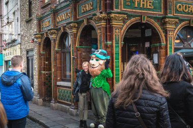 Temple Bar Bölgesi - ünlü İrlanda barında sokak atmosferi 