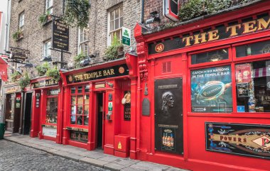 Temple Bar Bölgesi - ünlü İrlanda barında sokak atmosferi 