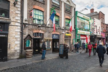 Temple Bar Bölgesi - ünlü İrlanda barında sokak atmosferi 