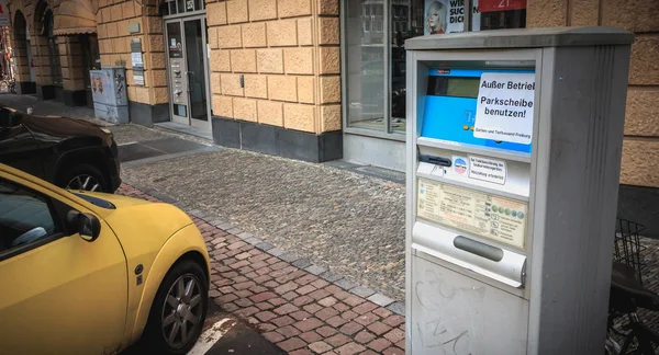 Medidor de estacionamento dividido em alemão — Fotografia de Stock