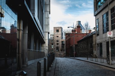 Eski İrlanda viski imalathanesinin mimari ayrıntıları. 