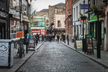 Temple Bar Bölgesi - ünlü İrlanda barında sokak atmosferi 