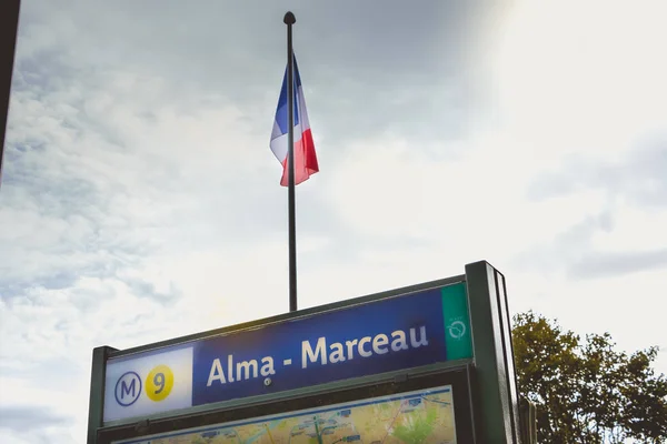 Znak obciążenia wskazujący wejście Ratp podziemnej linii Alma-Marceau — Zdjęcie stockowe