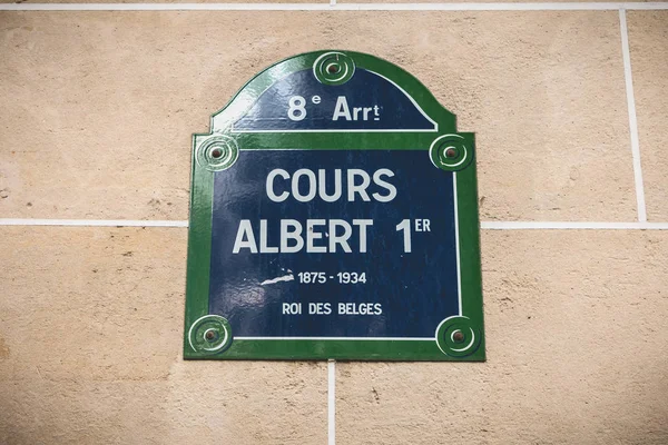 Street sign on a stone wall indicating the 8th arrondissement of — Stock Photo, Image