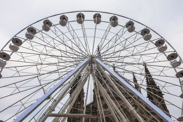 Roda gigante na praça central de Mulhouse, França — Fotografia de Stock