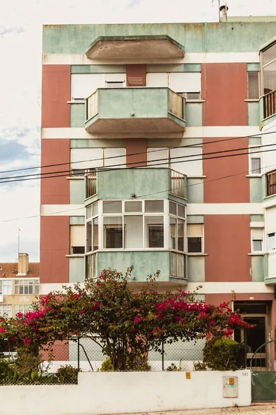 Detalle arquitectónico de un típico edificio residencial suburbano —  Fotos de Stock