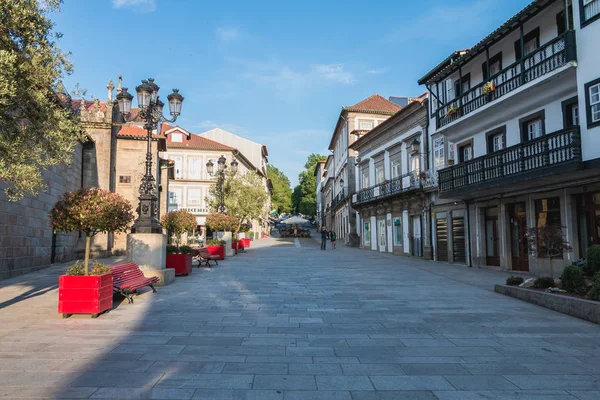 Detalle de la arquitectura y la gente caminando en una calle peatonal — Foto de Stock