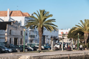İnsanlar Tavira, Po 'nun tarihi sokaklarında yürüyor.