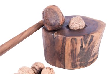 Ceviz kıran bir adam