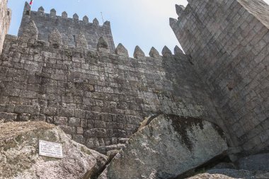 Turistlerin ziyaret ettiği Guimaraes Kalesi 'nin mimari detayları.