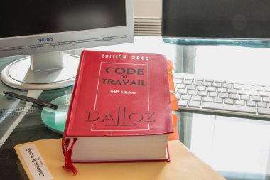 Stüdyoda bilgisayarla çekilmiş Fransız işçi kod kitabı.