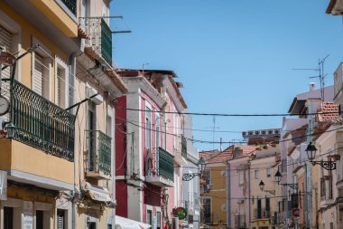 Tarihi şehirde sokak atmosferi ve tipik mimari 