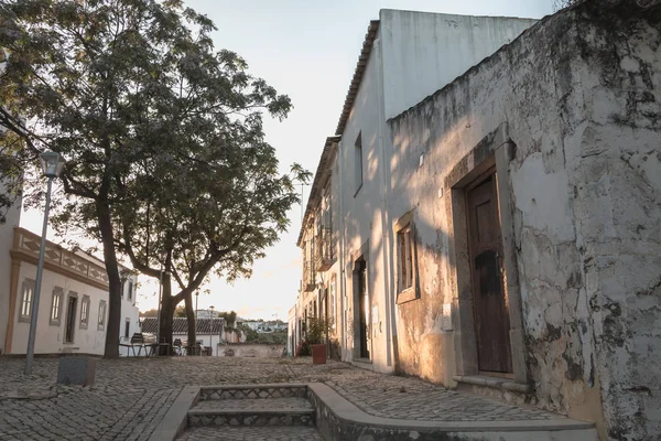 Typowy szczegół architektury domu w historycznym centrum miasta — Zdjęcie stockowe