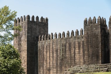 Turistlerin ziyaret ettiği Guimaraes Kalesi 'nin mimari detayları.