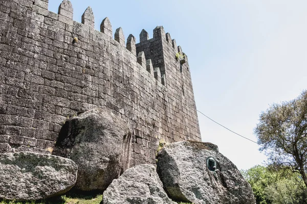 Detalle arquitectónico del Castillo de Guimaraes que los turistas visitan —  Fotos de Stock
