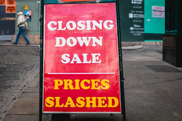 Verkaufsschluss - Preisanstieg auf einem Straßenschild — Stockfoto