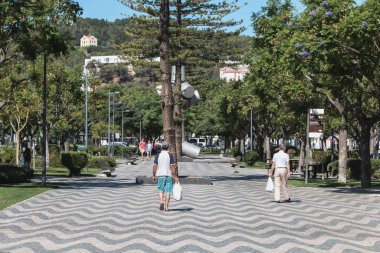 Portekiz, Setubal 'de yaya caddesinde yürüyen insanlar.