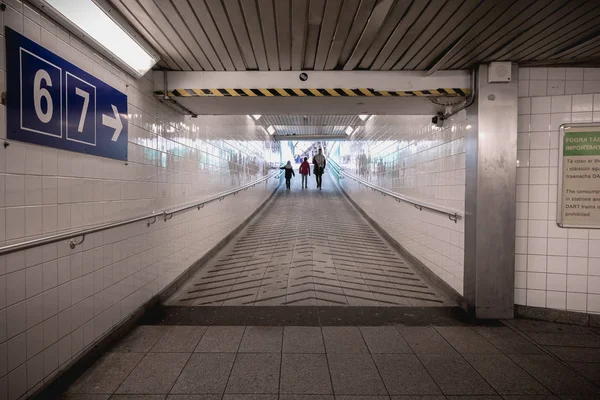 Túnel de acceso a las plataformas 6 y 7 en el tren Connolly DART st — Foto de Stock