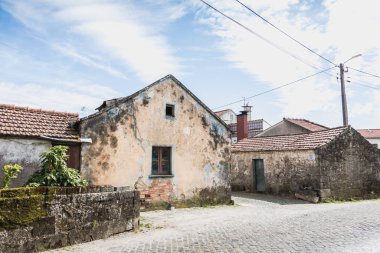 Kuzeydeki küçük bir köydeki tipik bir evin mimari ayrıntıları.