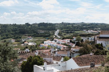 Taşra manzarası ve ölüm ilanlarını çevreleyen evler, Portu