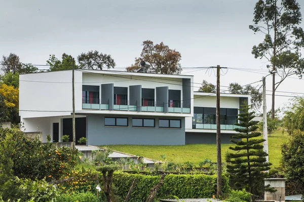 Detalhe arquitetônico de uma casa moderna em uma pequena aldeia em nor — Fotografia de Stock