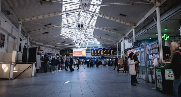 Pasajeros caminando en la estación de tren Connolly DART en Dublín —  Fotos de Stock