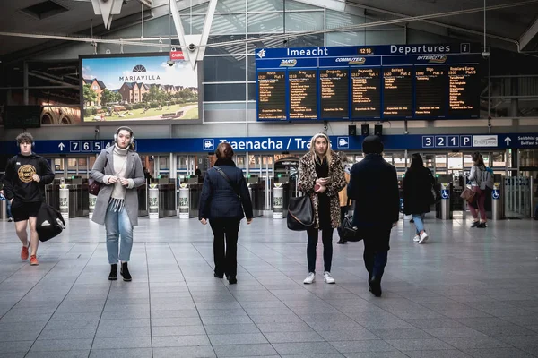 Pasażerowie spacerujący po stacji kolejowej Connolly Dart w Dublinie — Zdjęcie stockowe