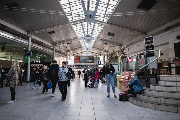 Pasażerowie spacerujący po stacji kolejowej Connolly Dart w Dublinie — Zdjęcie stockowe