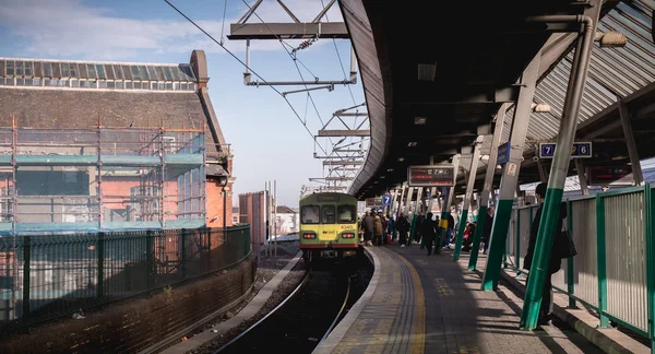 Connolly Dart tren durağında yürüyen yolcular