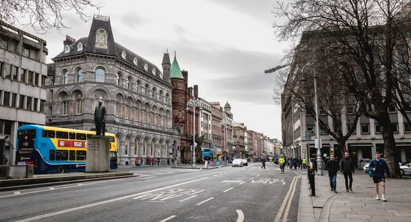 Lidé kráčející po nákupní ulici v Dublinu, Irsko — Stock fotografie