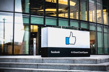  Dublin 'de Facebook' un İrlanda sosyal merkezinin önünde