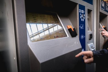 Connolly Dart tren istasyonundan bilet alan yolcular...