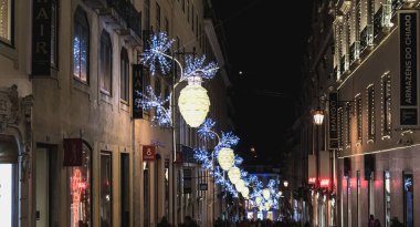 Lizbon 'da Noel için dekore edilmiş sokak atmosferi