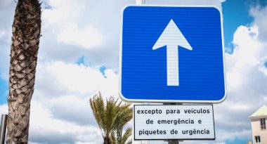 Portekizce bir tabelayı işaret eden yol tabelası. 