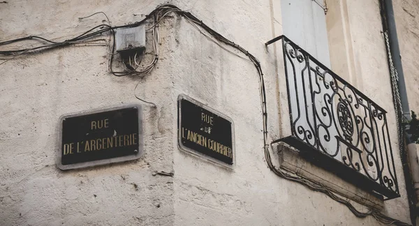 フランス語で街の名前プレート-ル・ド・アルゼンチンとル・ド・アンセ通り — ストック写真