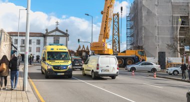 Portekiz ambulansı Porto şehir merkezinden geçiyor, P