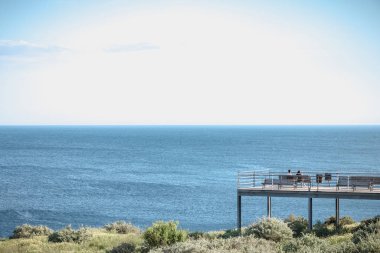 Portekiz, Albufeira 'da bir dubanın deniz manzarasının keyfini çıkaran insanlar.