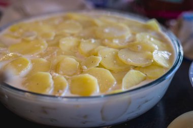 Patatesli, kremalı ve baharatlı graten dauphinois.
