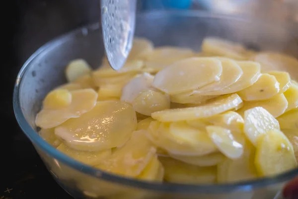 Salchicha de raso con sus patatas, su crema y su condimento — Foto de Stock