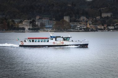 Como Gölü 'nden yola çıkan Civetta turist nakliye gemisi.