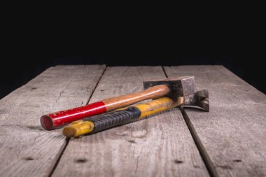 stüdyoda ahşap plakalar üzerinde inşaat çekiç