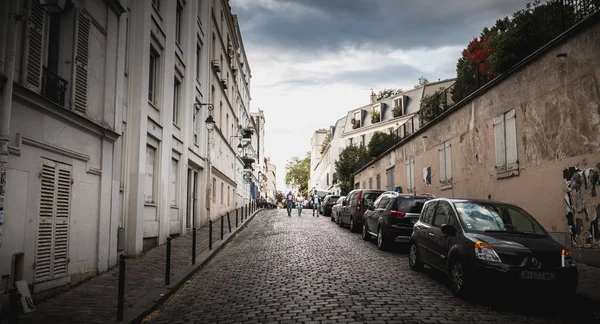 Люди переїжджають на знамениту вулицю району Монмартр. — стокове фото