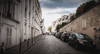 İnsanlar Montmartre bölgesinin ünlü caddesine taşınıyor.