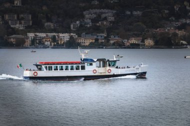 Como Gölü 'nden yola çıkan Civetta turist nakliye gemisi.