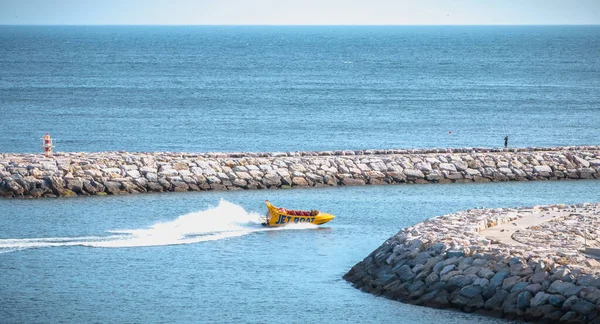 Jetboat för turister in i hamnen i Albufeira, Portugal — Stockfoto