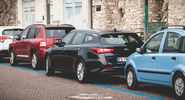 Auto parcheggiate su piazze blu a Como, Italia — Foto Stock