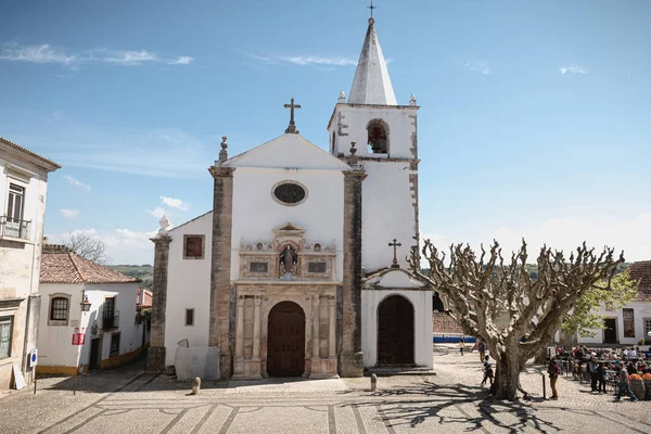 Aziz Meryem Kilisesi 'nin etrafında ölüm ilanlarıyla dolaşan insanlar, Portekiz — Stok fotoğraf