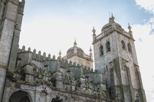 Архитектурные детали Порту-Кафедрального собора, Португалия — стоковое фото