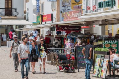 Kafelerin teraslarında sokak ortamı ve mimarisi ve...
